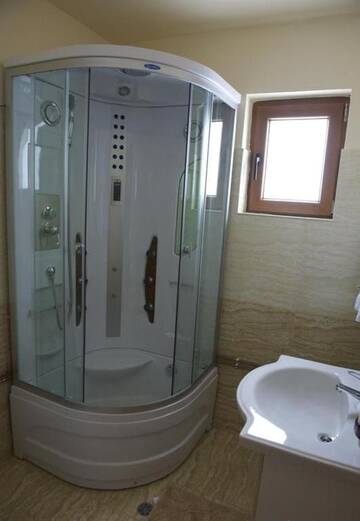 Фото номера Номер с кроватью размера «queen-size» и балконом Гостевой дом Pensiunea Valea Branzei г. Năneşti 7